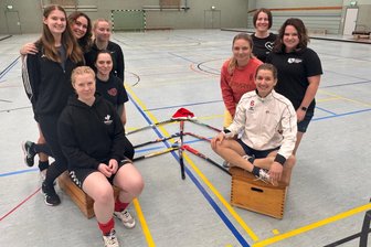 Warum die Hockeyspielerinnen des SV Motor Meerane dem Weihnachtsmanndorf in Finnland einen virtuellen Besuch abstatten wollen - Passend zur anstehenden Aufgabe mit weihnachtlichen Bezug, an deren Entstehung Tina Götz (roter Pullover) beteiligt war, haben die Motor-Hockeyspielerinnen aus ihren Schlägern im Training schonmal einen Christbaum geformt.