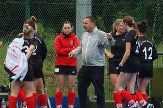Warum die Hockeyspielerinnen des SV Motor Meerane doch noch etwas zittern mussten – zumindest in der Theorie - Mirko Götz coachte am Sonntag leidenschaftlich an der Seitenlinie – denn es ging noch um viel in der Hockey-Oberliga.