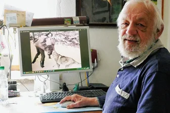 Warum die Hundesportler aus Zschopau beinahe den 100. Vereinsgeburtstag verpasst hätten - Hat fleißig über den Hundesport in Zschopau recherchiert: Jürgen Kluge. Eines der vielen Bilder auf seinem Computer zeigt den damaligen Sektionsleiter Bert Fröbe bei einer Schauvorführung.
