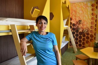 Warum die Jugendherberge an der Talsperre Pirk so beliebt ist - Bestechend schön ist das neue Bienenzimmer, das nach einer Schüleridee gestaltet wurde. Cassy Wettengel vom Herbergsteam freut sich, dass es jetzt endlich fertig ist. 