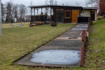 Warum die Kegelbahn in Beerheide zum Mittsommernachtsfest fit sein soll - Die Bahn in Beerheide braucht dringend einen frischen Belag.