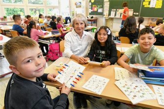 Warum die Kinder der Freiberger Winklerschule ihre Lern-Omi ins Herz geschlossen haben - Angelika Mai (Mitte) unterstützt beim Deutsch Lernen in der Klasse 3 b unter anderem Hlib aus der Ukraine, Isabella aus Venezuela und Yaleedi aus Libyen (v. l.).