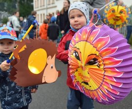 Warum die Kirche im Dorf jedes Jahr gefeiert wird - Nils Martin (l.) und Leon Wehner hatten sich besonders auf den Lampion- und Fackelumzug gefreut.