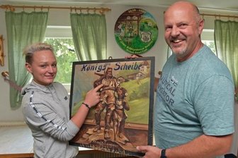 Warum die Königinnen zu Hause bleiben - Sophie Eckert ist aktuelle Schützenkönigin in Gahlenz. Die Landwirtin interessiert sich für die historischen Schützenscheiben, wie diese aus den1920er-Jahren. Eric Wildfeuer ist Vereinschef der Schützengesellschaft.