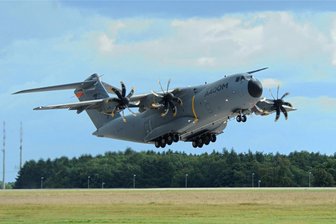 Warum die Luftwaffe im Tiefflug über Mittelsachsen donnert - Ein Militärflugzeug vom Typ Airbus A400M, hier eine Aufnahme von der Internationalen Luftfahrtschau ILA in Berlin, hat in dieser Woche im Tiefflug mehrere Orte Mittelsachsen überflogen.