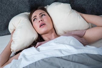 Warum die Mauterhöhung den Menschen in Mosel noch mehr schlaflose Nächte beschert - Viele Menschen in Mosel können nachts nicht schlafen. Grund sind vor allem leere Laster, die laut scheppern, wenn sie über die unebene Altenburger Straße fahren.