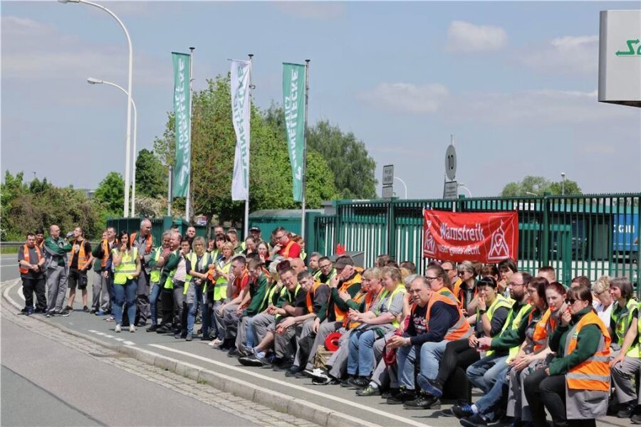 Warum die Mitarbeitenden bei Schnellecke in Glauchau und Mosel streiken - Die Mitarbeiter von Schnellecke haben am Mittwoch von 14 bis 15 Uhr ihre Arbeit niedergelegt. 