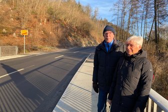 Warum die neue B 180 bei Familie Peter im Erzgebirge für Erleichterung sorgt - Wolfgang und Karin Peter aus Kunnersdorf freuen sich über die neue B 180, weil die nervigen Umleitungsfahrten enden. Einkaufen werden sie aber erst mal weiter in Zschopau.