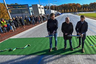 Warum die neue Chemnitzer Eisbahn noch Wünsche offen lässt - Der Eissportkomplex im Küchwald hat seit Sonntag ein neues Eisoval. Die 400-Meter-Bahn wurde von Marcel Brandt, Vizepräsident des Eisschnelllaufclubs, Oberbürgermeister Sven Schulze und Sascha Brandt, Geschäftsführer der Eissport- und Freizeit-Gesellschaft (von links), eröffnet.