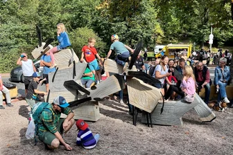 Warum die neue „Eselei“ an der Wartburg für eine Firma in Langenau zur Herausforderung wurde - Wo mehr als 120 Jahre lang die Esel standen, ist jetzt der „Eselei“-Spielplatz entstanden. Zur Eröffnung waren die Holztiere gleich dicht umlagert.