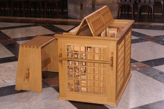 Warum die neue Truhenorgel noch nicht in Flöha angekommen ist - Diese Truhenorgel stand zeitweise als Ersatzinstrument in der Auferstehungskirche Flöha-Plaue.