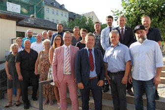 Warum die neuen Schneeberger Stadträte gleich an die Wahlurne mussten - Der neue Stadtrat von Schneeberg, 1. Reihe von links: Jana Thomas, Sven Uhlig, Monika Putzker, Claudia Krauß, Bürgermeister Ingo Seifert, Christian Lühr, Frank Göckeritz, Christian Sack, 2. Reihe: Carolin Hempel, Holm Nettesheim, Jens Huschmann, Anita Mehlhorn, Andreas Schädlich, Markus Neef, Jörg Hausmann, 3. Reihe: André Hempel, Marcus Alscher, Tobias Tröger, Andrea Schrutek, Nils Bergauer. Es fehlen Ina Furch und Tobias Steinert.