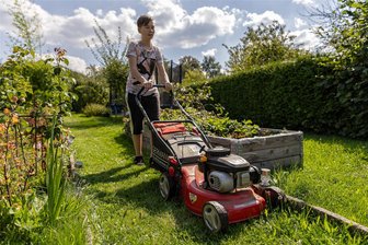 Warum die Neuensalzer länger Rasenmähen dürfen als die Treuener - Lukas (14) mäht Rasen. In Treuen müsste er um 21 Uhr den Mäher abstellen, in Neuensalz darf er werktags eine Stunde länger laufen. So besagt es die Polizeiverordnung der Stadt Treuen.
