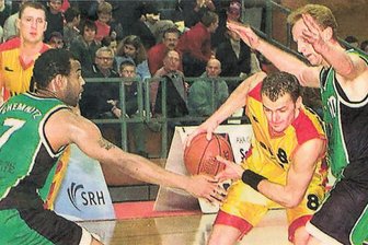 Warum die Niners Chemnitz beim Pokalspiel in Heidelberg ihre Vereinsfarben ablegen - Pressefoto von einst: Die BV TU Chemnitz 99 spielte in der ersten Zweitligasaison 2002/03 bei der USG Heidelberg (heute MLP Academics). Mit dabei in grünen Trikots damals: Martin Schuster (rechts) und Curtis McFall (links), die hier versuchen, Heidelbergs Stefan Fahrad zu stoppen.