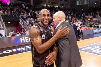 Warum die Niners Chemnitz völlig zurecht die Bundesligatabelle anführen - Der Anführer und sein Trainer: DeAndre Lansdowne und Rodrigo Pastore freuen sich über den Sieg in Bonn.