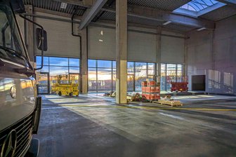 Warum die „Ostblockschlampen“ in einer leeren vogtländischen Werkshalle Stimmung machen wollen - Noch fällt es schwer, sich die neue Halle als Party-Lokal vorzustellen, doch die Aufbauarbeiten haben längst begonnen.