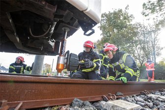 Warum die Plauener Berufsfeuerwehr in dieser Woche im Gleisbett der Straßenbahn zugange war - Bei der Bergung eines Menschen, der unter die Straßenbahn geraten ist, muss jeder Handgriff sitzen. Die Plauener Berufsfeuerwehr hat die einzelnen Schritte in dieser Woche geübt.