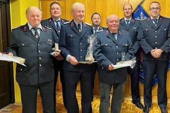 Warum die Ranspacher Feuerwehr noch mit einem Löschauto aus DDR-Produktion zum Einsatz fahren muss - Reiner Söll, Jochen Göhrisch und Matthias Pöhland (von links) wurden für 50 Jahre Dienst in der freiwilligen Feuerwehr geehrt. Es gratulierten Vereinsvorstand Rene Pömpner, Markus Göhring vom Kreisfeuerwehrverband, Heinz Hadlich und der Gemeindewehrleiter von Pausa-Mühltroff, Ralf Weber. 