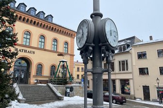 Warum die Reichenbacher Rathausuhr wohl nie mehr die richtige Zeit anzeigen wird - Eine der drei Reichenbacher Rathausuhren ist schon länger kaputt.