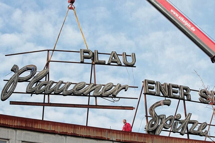 Warum die riesige Leuchtreklame für Plauener Spitze jetzt ins Plauener Stadtbild zurückkehrt - Der legendäre Reklame-Schriftzug "Plauener Spitze - Plauener Spitze" bei der Demontage. Nun kommt er saniert bald wieder aufs Dach.