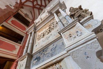 Warum die Rochsburg grandios ist - Das Herzstück der Kapelle: der Altar, aus Sandstein 1576 im Stil der Spätrenaissance von Andreas Lorenz gefertigt. Aus der hölzernen Empore hat der adelige Hausherr und seine Gemahlin den Gottesdienst verfolgt. Der untere Bereich war für die Familie vorgesehen, in der Nebenkapelle standen die Bediensteten.