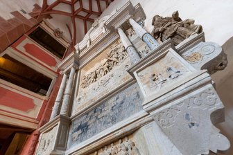 Warum die Rochsburg grandios ist - Das Herzstück der Kapelle: der Altar, aus Sandstein 1576 im Stil der Spätrenaissance von Andreas Lorenz gefertigt. Aus der hölzernen Empore hat der adelige Hausherr und seine Gemahlin den Gottesdienst verfolgt. Der untere Bereich war für die Familie vorgesehen, in der Nebenkapelle standen die Bediensteten.