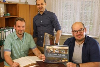Warum die Rödlitzer Chronik auch in China gelesen wird - Hauptverfasser Patrick Bochmann, Ortsvorsteher Lutz Weißpflug und der neue Rödlitzer Ortschronist Axel Höfer (v.l.) präsentieren die Mammutchronik. Diese enthält nicht nur Text, sondern auch viele Bilder.