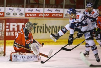 Warum die Rote Laterne in der Eispiraten-Kabine hängt - Eispiraten-Goalie Ryan Nie konnte in dieser Szene gegen Michael Rimbeck (Riessersee) klären.