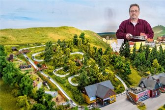 Warum die Seiffener Modellbahn fast auf dem Müll gelandet wäre - Modellbauer Uwe Tscherney hat das Areal rund um die Seiffener Sommerrodelbahn nachgebaut.