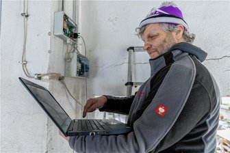 Warum die Sirene in Röthenbach nach zweijähriger Pause wieder heult - Fallek Reimann von der Firma Hörmann Warnsysteme aus Zwönitz hat die Sirene in Röthenbach wieder aktiviert.