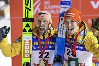 Warum die Skispringerinnen beim Weltcup in Klingenthal zuschauen müssen - Pius Paschke (links) und Stephan Leyhe sorgten mit den anderen deutschen Skispringern für einen traumhafte Saisoneinstand in Ruka.