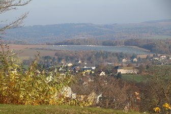 Warum die Solar-Module in Grünberg den Schloss-Blick stören und was der Investor dazu sagt - Blick vom Schloss Augustusburg in Richtung Grünberg. Die Photovoltaikanlage ist markant sichtbar.