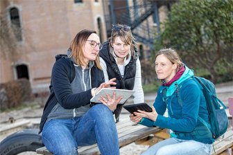 Warum die Stadt Plauen für Eltern eine Kita-App einführen will - Erzieherin Natalie Zimmer von der Kindertagesstätte Kosmonaut zeigt den Müttern Judith Krauß und Susanne Koburger (von links) die Möglichkeiten der Kita-App. In diesem Jahr soll in vier weiteren Plauener Kitas die Nutzung der App ermöglicht werden.