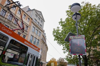 Warum die Stadt Plauen Tempokontrollen in der Fußgängerzone durchführt - Straßenbahn zu schnell? Eine Tempomessanlage an der Plauener Bahnhofstraße sorgt bei manchem Passanten für Irritationen.