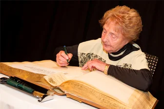 Warum die Stadt Plauen verdiente Bürger nur noch alle zwei Jahre auszeichnen will - Plauens erste und bisher einzige Ehrenbürgerin: Die im Frühjahr verstorbene Ruth Müller-Landauer trug sich 2019 bei der Auszeichnung in das Goldene Buch der Stadt ein.