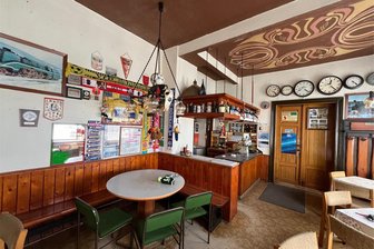 Warum die Stadt Schöneck das Bahnhofsgebäude gekauft hat - Nostalgischer Charme: So sieht es im Inneren des Gebäudes aus.