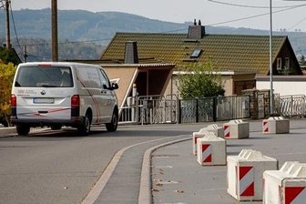 Warum die Stadt Stellplätze blockiert - Mit Betonklötzen sind die bislang nicht vermieteten Stellplätze in der Gustav-Haubold-Siedlung in Falkenau blockiert. Die Stadt folgte damit einer Forderung von Stellplatz-Mietern.
