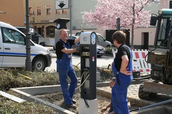 Warum die Stadtwerke Reichenbach ab 2025 keine Ladesäulen mehr betreiben dürfen - Die Stadtwerke Reichenbach sind ein Vorreiter bei der Ladeinfrastuktur für Elektroautos: Thomas Schumann (links), unterstützt von Philipp Altmann, beim Setzen der Ladestation am 3. April 2014 am Roßplatz.