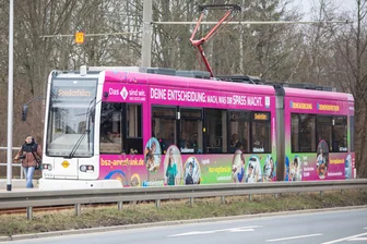Warum die Straßenbahn jetzt pink durch Plauen rollt - Zu ihrer Jungfernfahrt rollte die Bahn durch Plauen - mit Hinweisen auf Bildungsangebote.