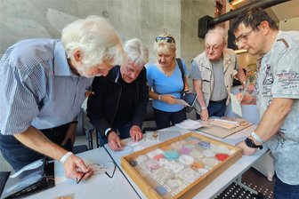 Warum die Tauschbörse für das Spitzenfestabzeichen in Plauen trotz Verschiebung ein Erfolg war - Nach fünf Jahren Pause gab es am Sonntag wieder eine Sammlerbörse. Jürgen Fritzlar (2. v. l.) hatte viele Anekdoten parat. Außerdem im Bild: Volker Barthel (l.), Anette Weich, Frank Leonhardt und Lutz Bär (r.).