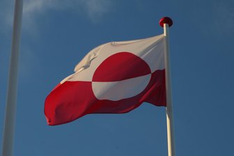 Warum die USA gemischte Signale zu Grönland senden - In der Hauptstadt Nuuk weht die grönländische Flagge. US-Präsident Donald Trump hat erneut Ansprüche auf die zu Dänemark gehörende Insel im Nordatlantik bzw. Arktischen Ozean erhoben.