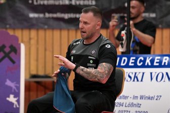 Warum die Veilchenringer beim Derby im Vogtland der Außenseiter sind - Viel Kopfarbeit liegt vor FCE-Coach Björn Schöniger. Er muss vor dem Derby auf vielen Positionen umstellen.