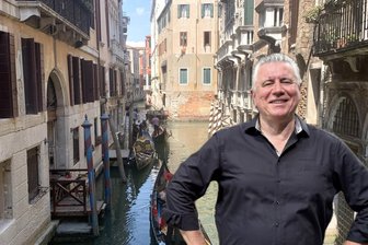 Warum die venezianische Weihnacht in der Freiberger Nikolaikirche Balsam für Herz und Ohren ist - Der italienische Gastdirigent Marco Zambelli entführte das Freiberger Konzertpublikum nach Venedig.