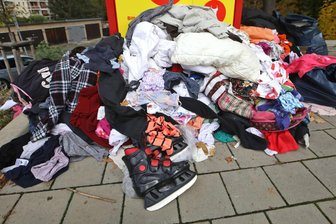 Warum die Vogtländer nun ein Problem mit Altkleidern haben - Dass Altkleider wie hier wild vor die Sammelcontainer gekippt werden, wird künftig kaum noch passieren. Weil die Container weg sind.