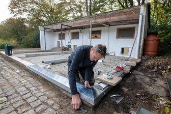Warum die Voliere im Plauener Stadtpark derzeit leer ist - Im Plauener Stadtpark läuft die Sanierung der Vogelvoliere. Im Foto: Zimmerer Steffen Berger.