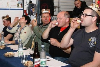 Warum die Wahl des Eierlikörkönigs für Reimersgrüner Jury eine anspruchsvolle Aufgabe war - Die Jury von Reimersgrün nahm ihre Aufgabe ernst: Erst riechen und schauen und dann schmecken.