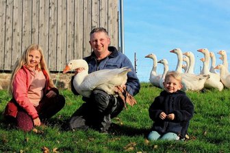 Warum die Weihnachtsgänse im Vogtland in diesem Jahr so teuer sind - Bei Sebastian Meier aus Hauptmannsgrün ist Gänseaufzucht Familiensache. Immer mit dabei: Tochter Lotte (9) und Sohn Karl (3).