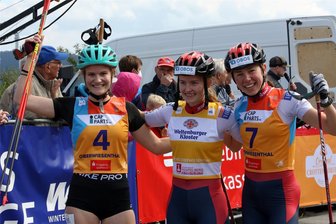 Warum die weltbesten Kombinierer in diesem Sommer nicht nach Oberwiesenthal zum Grand-Prix kommen - Sie strahlten im August 2021 am Fichtelberg um die Wette: Die drei Erstplatzierten Ema Volavsek aus Slowenien, Norwegens Weltmeisterin Gyda Westvold Hansen und deren Landsfrau Mari Leinan Lund (von links).