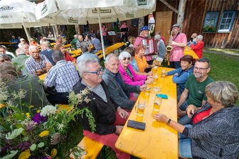 Warum die Wetterkapriolen dem Röttiser Scheunenfest nichts anhaben konnten - Der Sonntag begann beim Röttiser Scheunenfest zünftig mit einem musikalischen Frühschoppen. Die Band Swinglive spielte auf und unterhielt die Gäste.