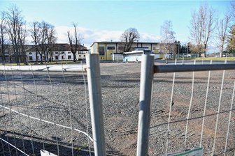 Warum diese Fläche in Oelsnitz ein Zankapfel ist - Nach dem Abriss des Schützenhauses bleibt das Gelände abgesperrt. Es steht damit für das Parken bei Veranstaltungen in Vogtlandsporthalle und Dreifeldturnhalle (im Hintergrund) nicht zur Verfügung. 
